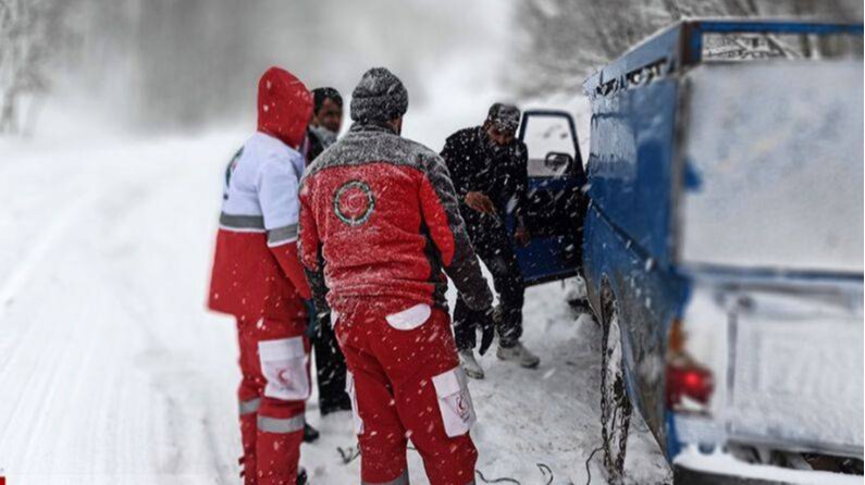 بارش برف راه ارتباطی ۳۰۰ روستای آذربایجان شرقی را مسدود کرد