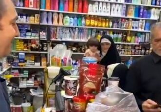 خرید از یک سوپرمارکت در تهران توسط پزشکیان به همراه نوه‌هایش/ ویدئو