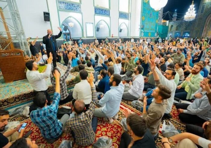 ستایشگران جوان در آستانه محرم گرد هم آمدند
