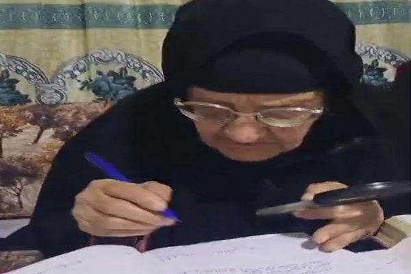 بانوی 92 ساله مصری قرآن را دست‌نویسی کرد