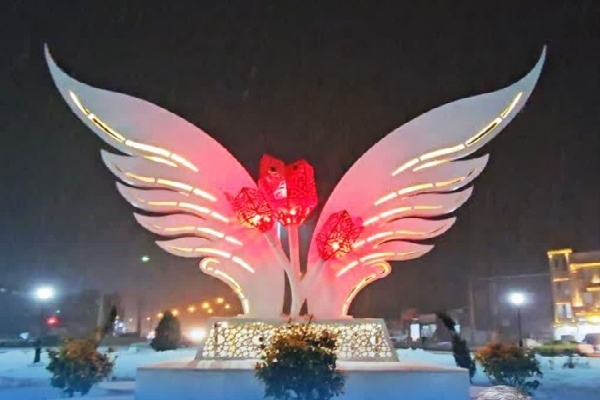 المان شهدا در میدان مدافعان حرم خوی نصب شد