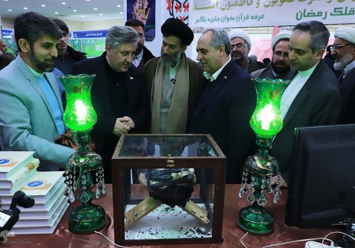 نمایش قرآن آسیب‌دیده از آتش‌سوزی مسجد ابوذر تهران در نمایشگاه قرآن تبریز