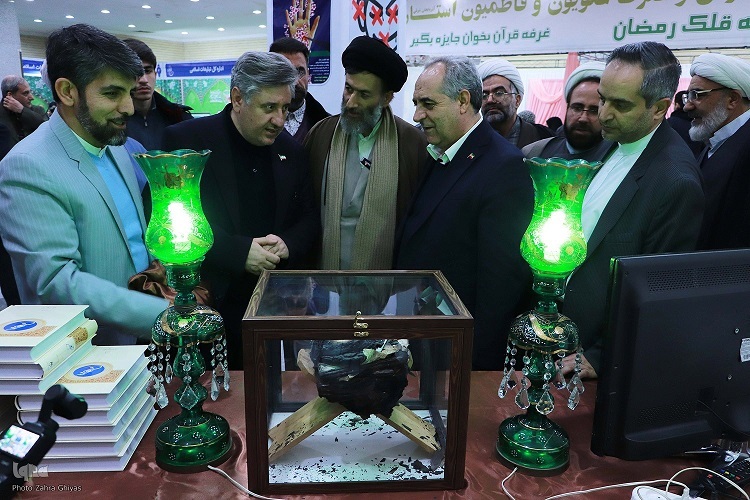 نمایش قرآن آسیب‌دیده از آتش‌سوزی مسجد ابوذر تهران در نمایشگاه قرآن تبریز