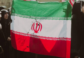 حماقتی که هزاران پرچم را برافراشت