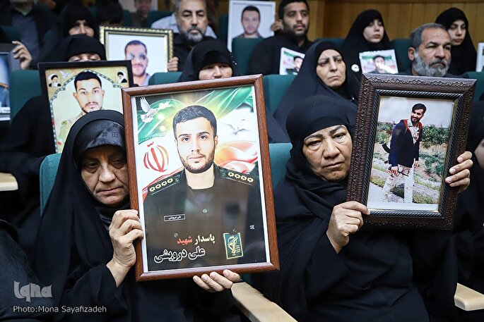 عکس | آیین تجلیل از خانواده‌های شهدای جنگ رمضان در اهواز