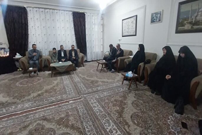 اهدای پرچم جلسات خانگی قرآن به خانواده شهیدان «صوفی و بختیاری»