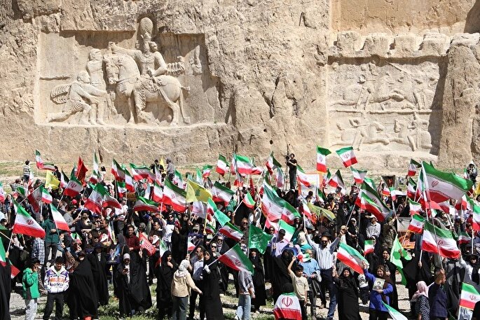 طنین اقتدار بر بلندای پارسه؛ اهتزاز پرچم ایران در پاسخ به گزافه‌گویی‌های ترامپ
