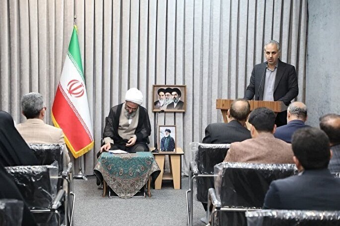 معلمان چراغ هدایت جامعه از تاریکی به سوی نور هستند