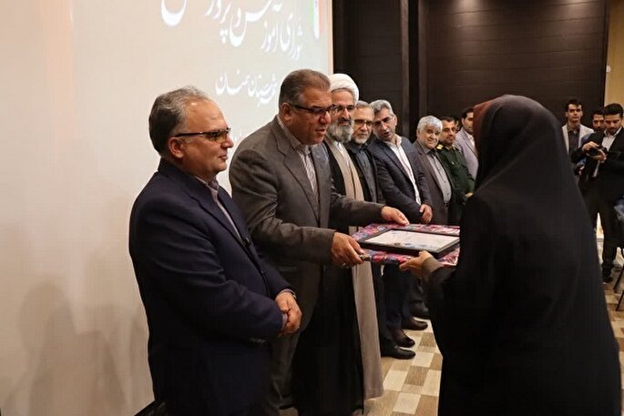 معلمان در خط مقدم جهاد تبیین هستند