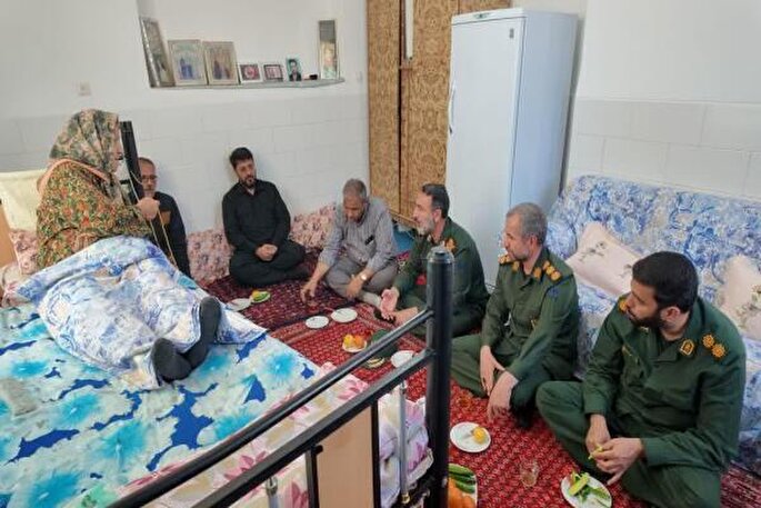 دیدار فرمانده سپاه روح‌الله استان مرکزی با خانواده شهید محمد سعیدی‌نیا