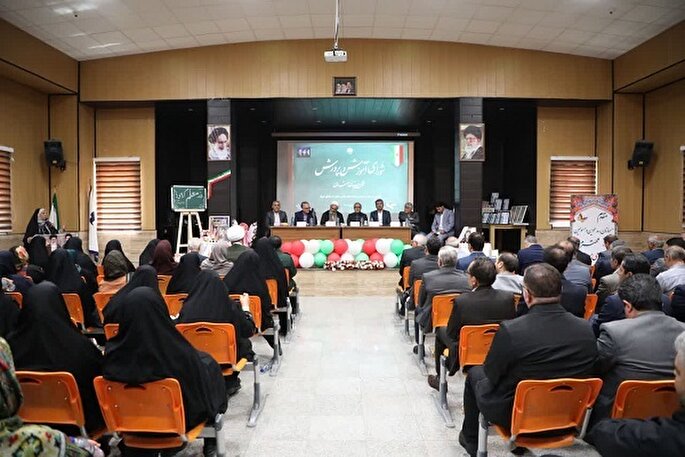 قدرشناسی از تلاش‌های معلمان فقط در هدایای مادی خلاصه نشود