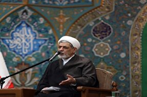هرگز نباید دشمن را دوست پنداشت