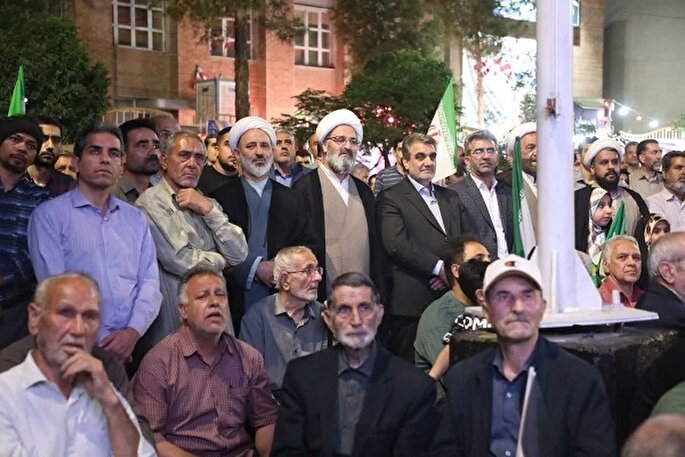 دیدار صمیمانه امام جمعه سمنان با مردم در «شب‌های اقتدار» + عکس
