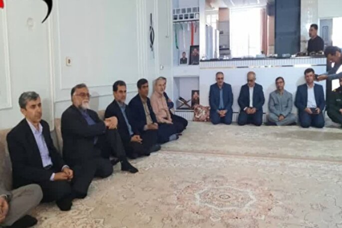 دیدار سرپرست اداره‌کل امور مالیاتی لرستان با خانواده شهدای جنگ رمضان