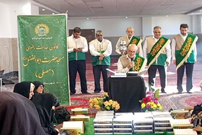 اهدای قرآن و ادعیه به مساجد هتک‌ حرمت‌ شده استان مرکزی