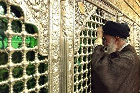 فیلم | غبارروبی مضجع شریف حضرت معصومه(س) توسط رهبر شهید