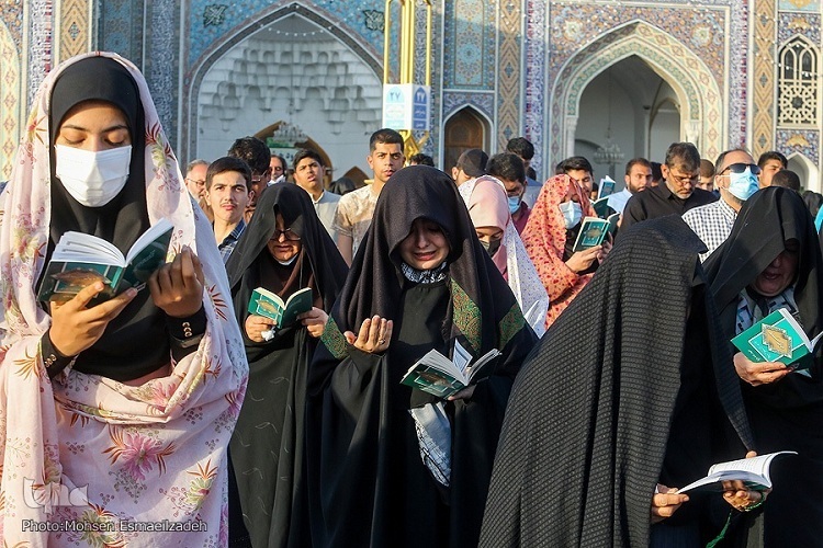 عرفه در آستان خورشید؛ وقتی صحن‌های رضوی بوی دعا گرفت