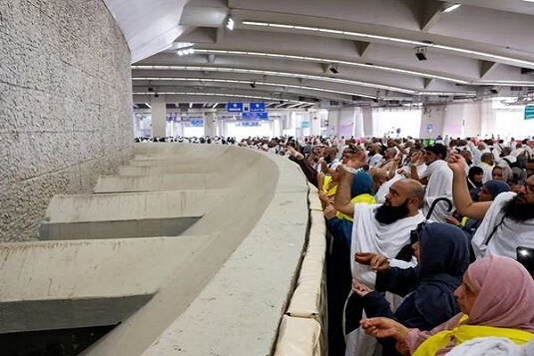 رمی جمرات زائران حج در منا