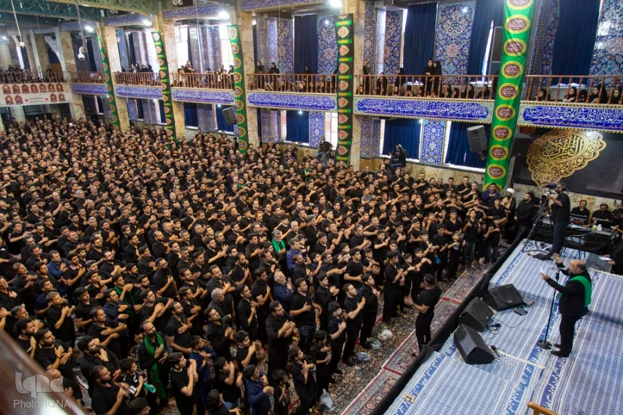عکس | اقامه نماز ظهر عاشورا در یزد