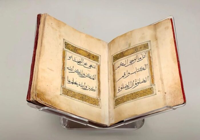 نمایش نسخه قدیمی قرآن چاپی کازان در مکه