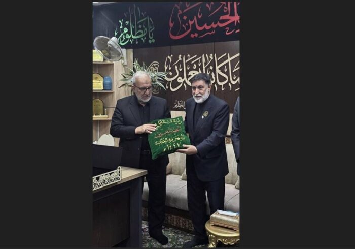 اهدای پرچم حرم امام حسین (ع) برای بدرقه پیکر رهبر شهید