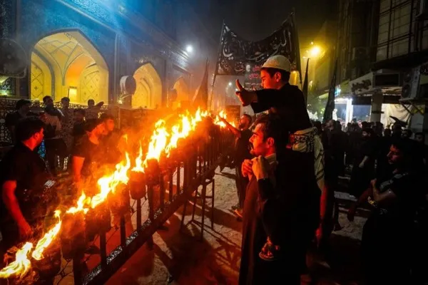 مشعل‌گردانی شب عاشورا در نجف