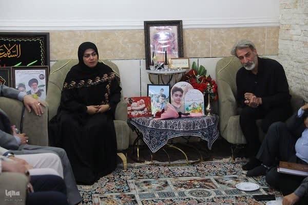 دیدار با خانواده شهیدِ بی‌نشانِ «مدرسه شجره طیبه» + فیلم