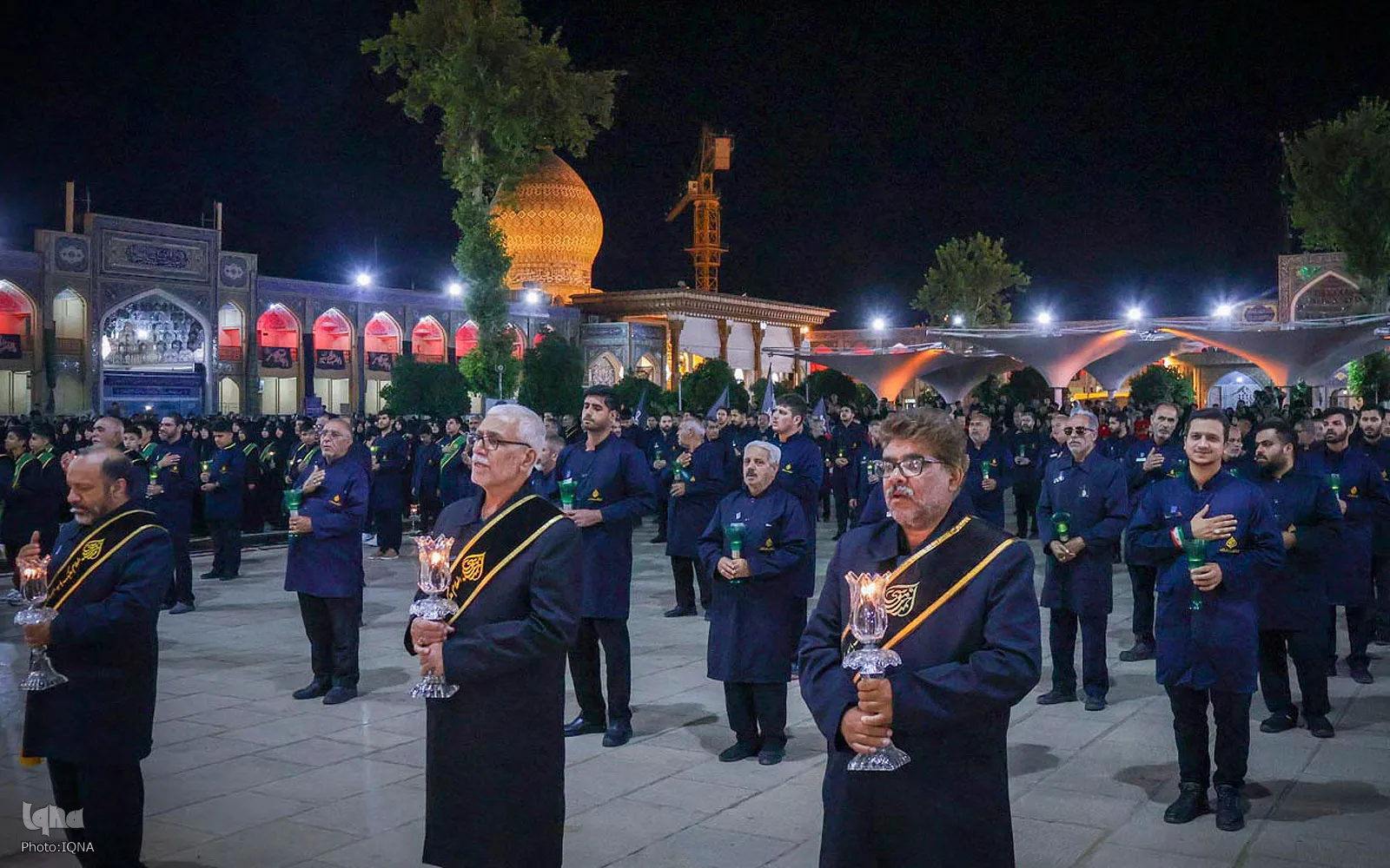 آئین لاله گردانی شام غریبان در حرم شاهچراغ(ع)