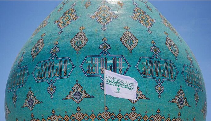 پرچم متبرک آستان علوی بر فراز گنبد مسجد جمکران به اهتزاز درآمد