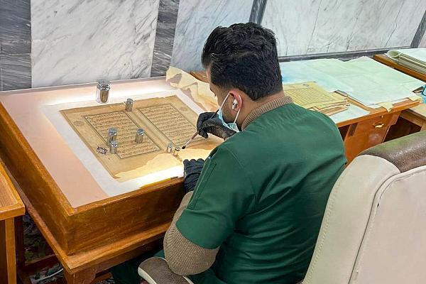 پایان مرمت نسخه نفیس قرآن در آستان عباسی
