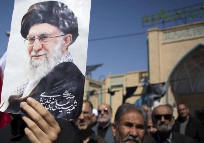 خدمت‌رسانی بسیج اصناف خراسان‌رضوی به تشییع‌کنندگان رهبر شهید