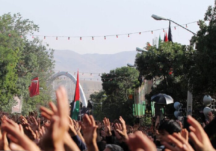 حرکت دسته‌های عزاداری در سوگ سومین روز شهادت سیدالشهدا(ع) در شیراز