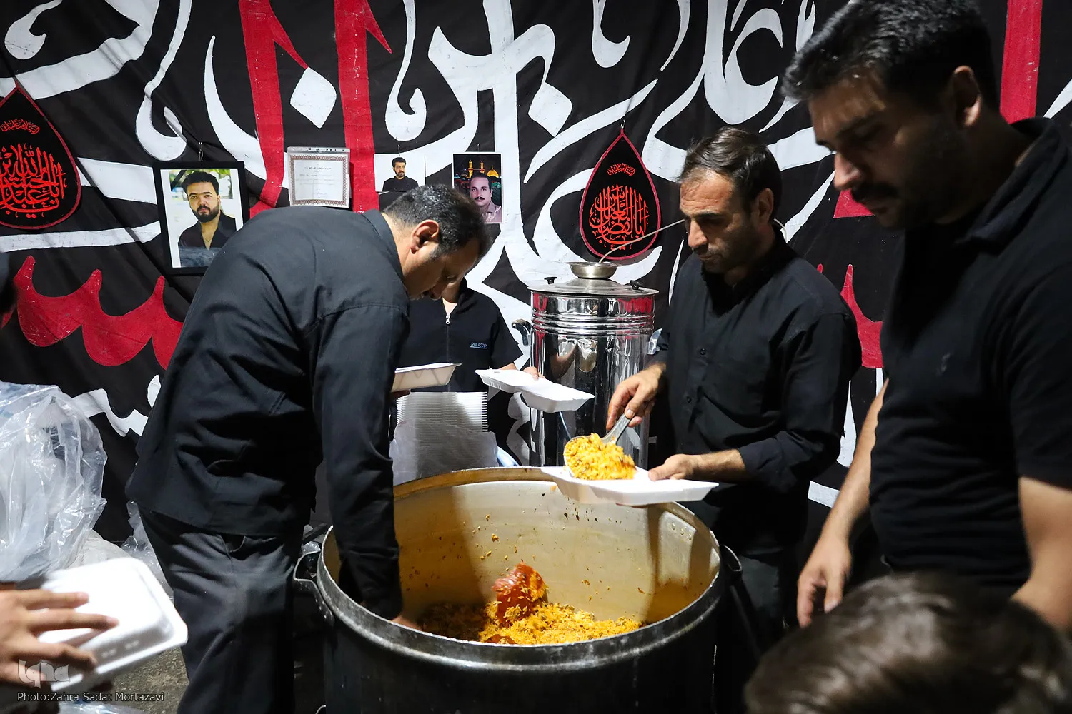 طعم ارادت؛ پخت هزاران پرس غذای نذری در خمینی‌شهر