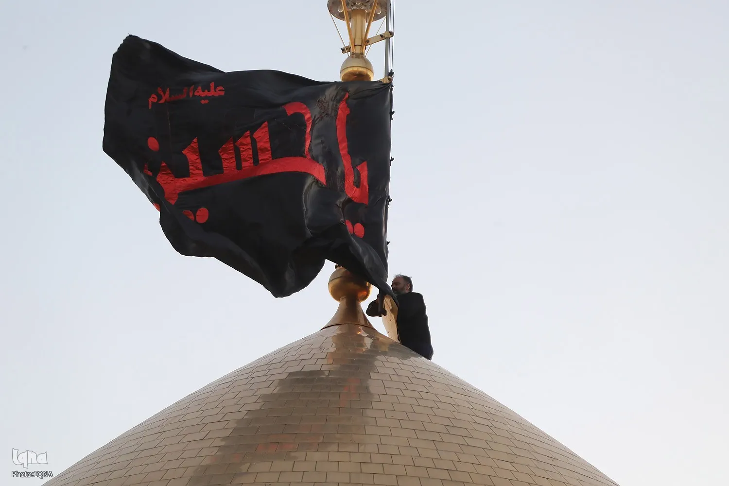 افراشتن پرچم عزا در حرم حضرت معصومه(س)