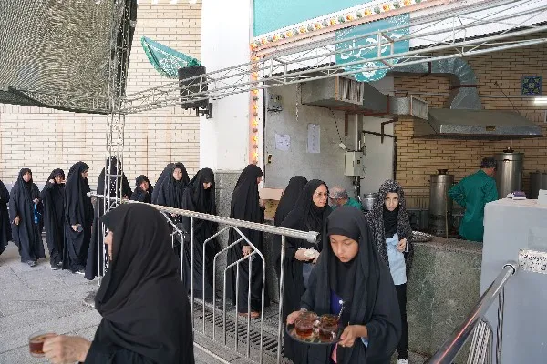 عکس | پذیرایی جانبازان از عزاداران تاسوعای حسینی در حرم حضرت معصومه(س)