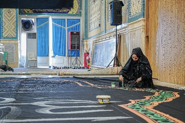 عکس | مشق دلدادگی به رهبر شهید در آستان مسجد جمکران