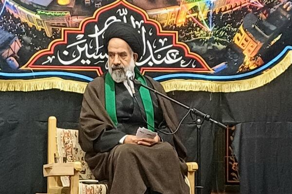 برپایی مجالس عزاداری امام حسین(ع) جهالت‌زدایی از جامعه است
