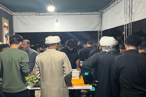خدمت‌رسانی به زائران تشییع رهبر شهید در ۵ موکب + عکس