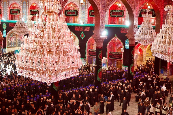 انتظار حاضران در حرم امام حسین (ع) برای تشییع پیکر رهبر شهید + فیلم و عکس