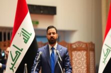 حضور نخست‌وزیر عراق در فرودگاه نجف برای استقبال از پیکر رهبر شهید
