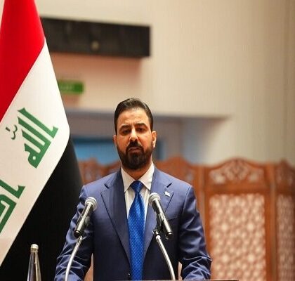 حضور نخست‌وزیر عراق در فرودگاه نجف برای استقبال از پیکر رهبر شهید