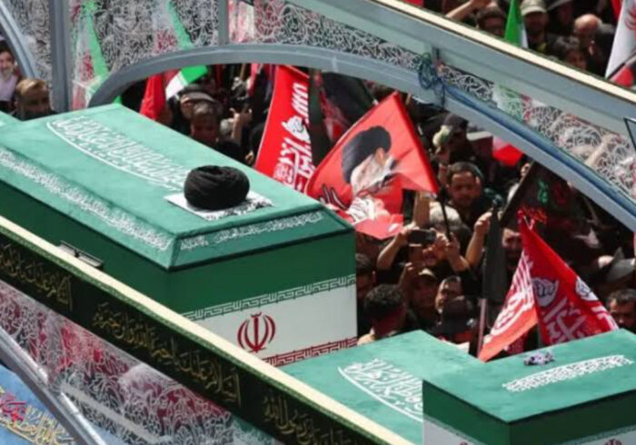 میراث‌دار حیدر؛ دست علی‌بن‌موسی‌الرضا(ع) به همراهت