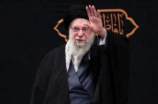 قلب ما بشکاف، بنگر در درون او زنده است قلب ما بشکاف، بنگر در درون او زنده است