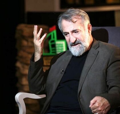 هنرمندان میدان روایت را به دشمن واگذار نکنند