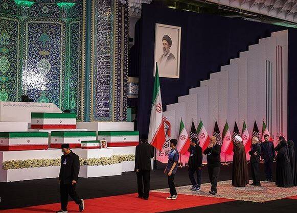 ادای احترام شخصیت‌های سیاسی و فرهنگی جهان بر پیکر رهبر شهید انقلاب+ فیلم و عکس