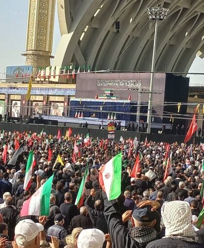 «باید برخاست»؛ عهدی میان اشک‌ها و مشت‌های گره‌کرده عزاداران رهبر شهید