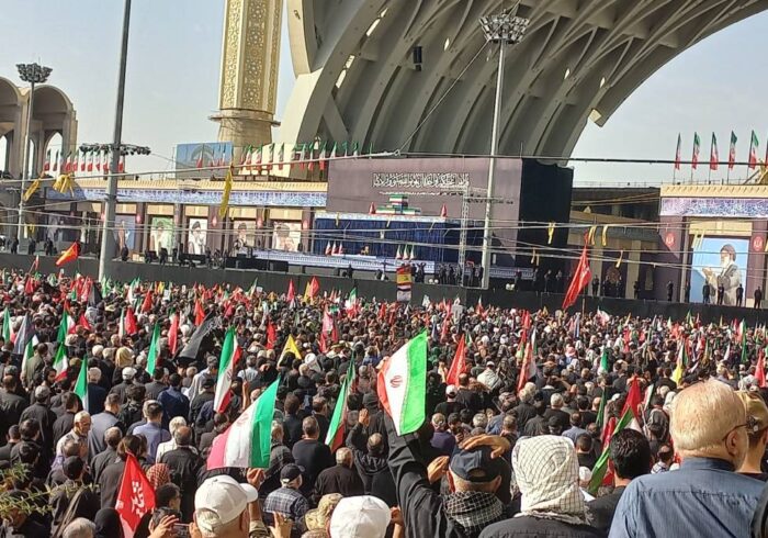 «باید برخاست»؛ عهدی میان اشک‌ها و مشت‌های گره‌کرده عزاداران رهبر شهید