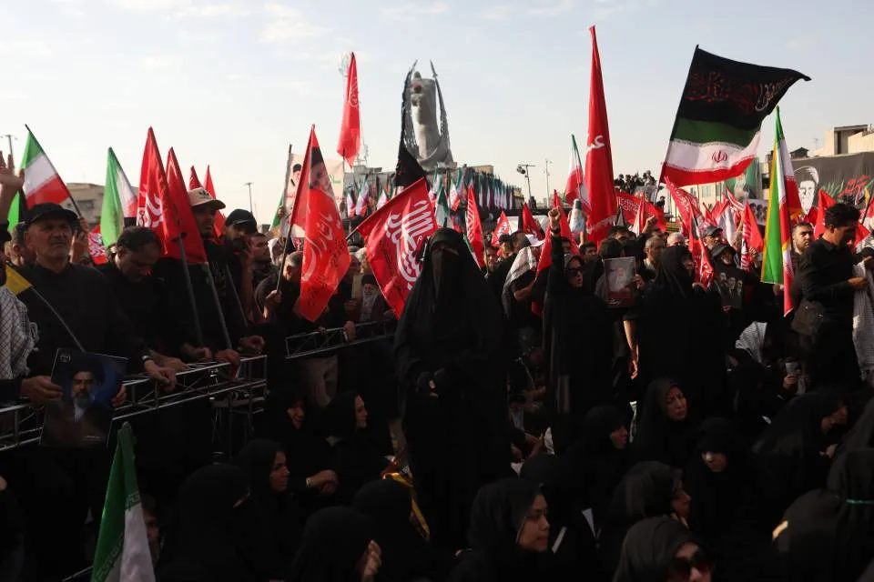 صبح روز تشییع پیکر رهبر شهید در تهران