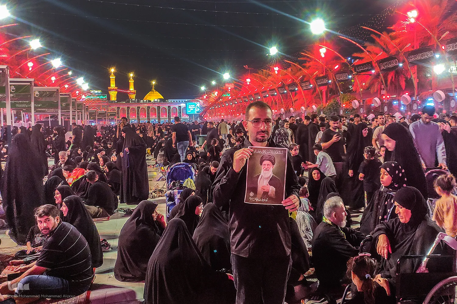 بین الحرمین در انتظار پیکر مطهر رهبر شهید