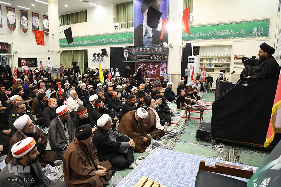 سوگواری جهادگران قمی برای رهبر شهید در دفتر مقام معظم رهبری در قم